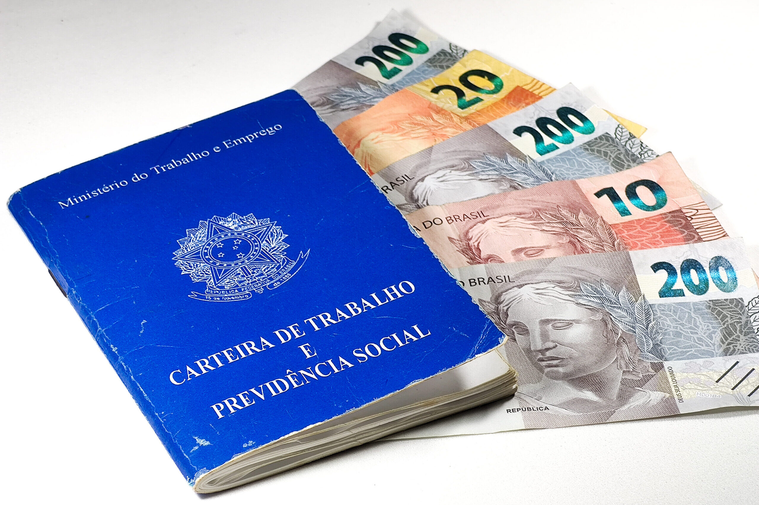 Quem pode solicitar o empréstimo consignado CLT e quais são os requisitos?