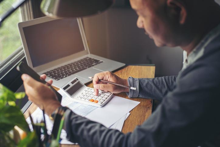 Empréstimo consignado e consumo: Como essa relação afeta a economia e o orçamento pessoal?
