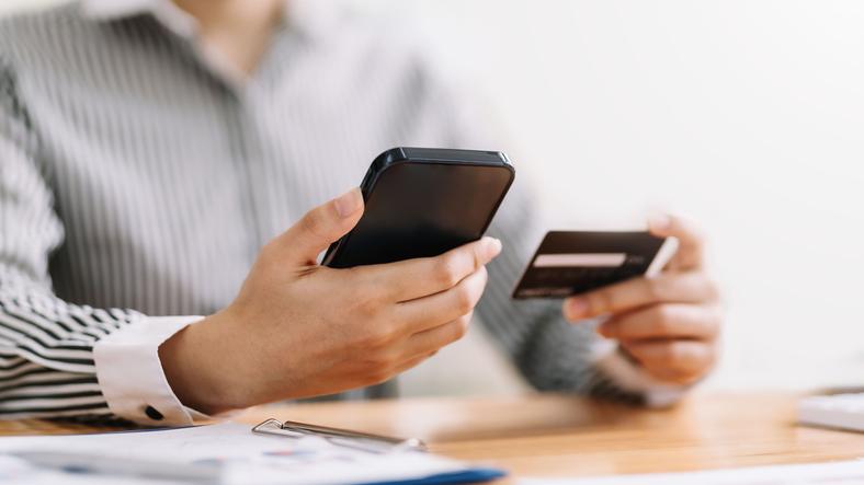 Como funciona o empréstimo com cartão de crédito? Entenda tudo sobre essa modalidade de crédito rápido e acessível
