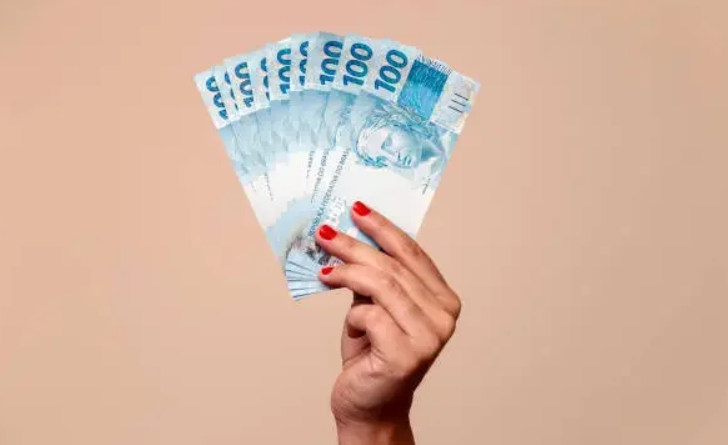 Até quando a empresa deve pagar a primeira parcela do 13º salário?