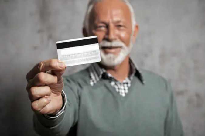 É possível ter empréstimo e cartão consignado ao mesmo tempo?