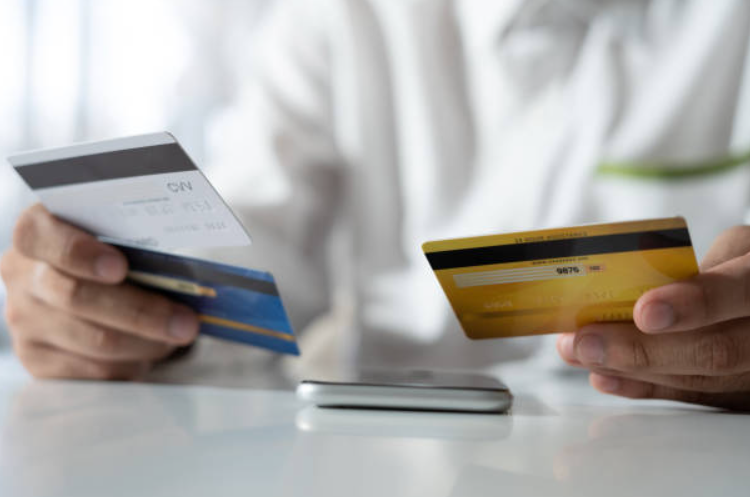Quais as diferenças entre cartão consignado e cartão benefício?