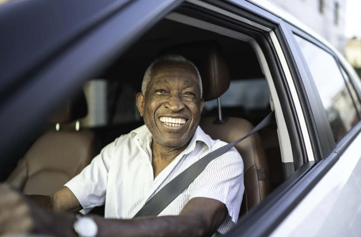 Aposentado no volante: Usando o consignado para comprar um carro
