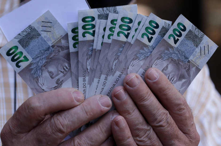 Por que os bancos insistem tanto em oferecer consignado?